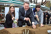 Spargelanstich 2012: Weinkönigin Melanie Dietrich, Minister Helmut Brunner,  Spargelkönigin Daniela I. (©Foto: Martin Schmitz)